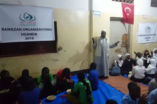 IHO-Ebrar-Uganda-da-yetimlere-iftar-yemegi-verdi-0530